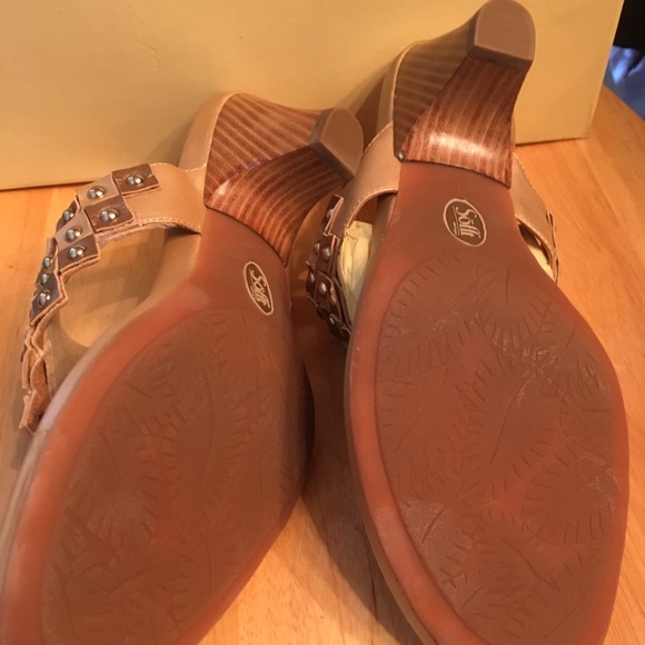 Sofft gold bronze gladiator studded leather thong - Picture 6 of 6